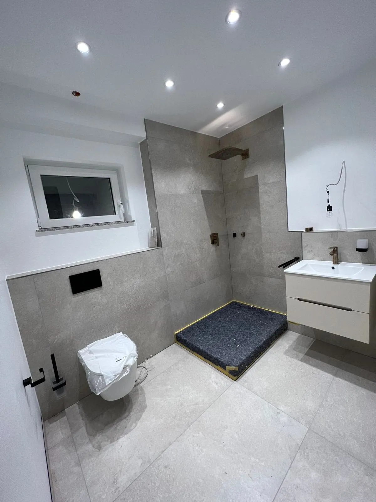 Frisch gefliestes, modernes Badezimmer mit großformatigen Fliesen