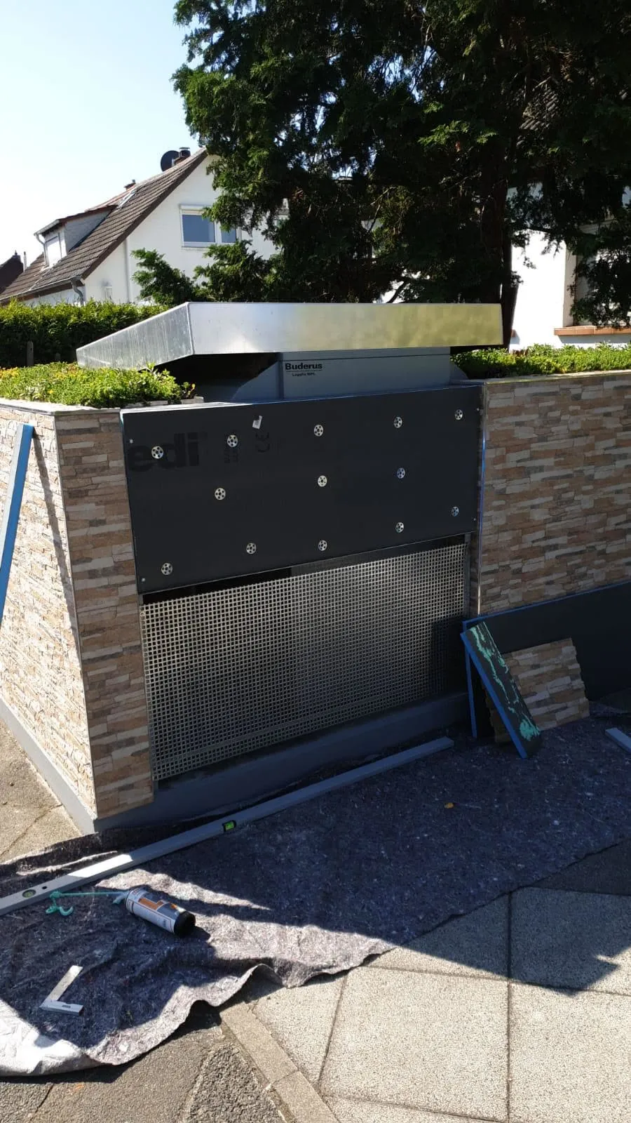 Detailarbeit: präzise verlegte Mosaikfliesen